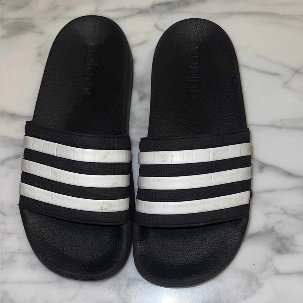 ADIDAS ADILETTE SHOWER SLIDES Black and White Striped Slides Size 2